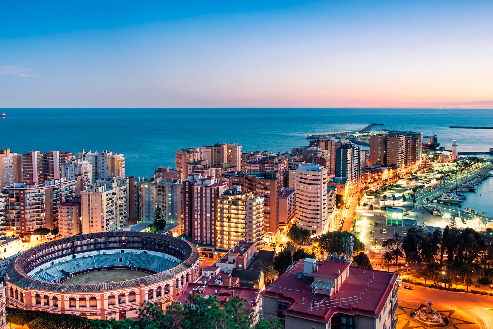 Umzug nach Málaga – Küste bei Abendlicht